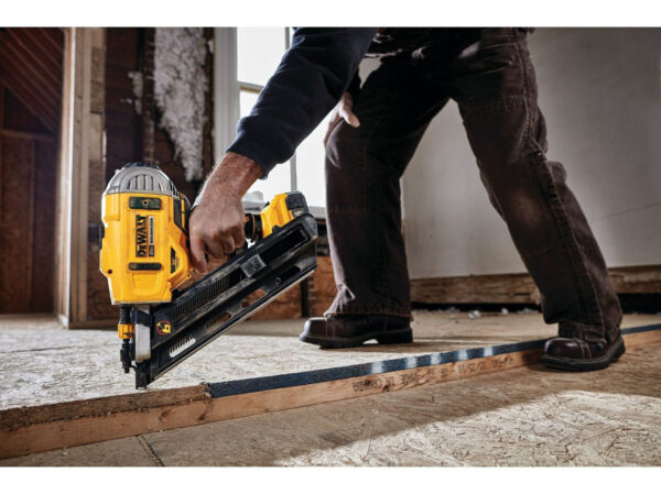 Clavadora Para Estructuras 20v Sin Batería Dewalt Dcn692b