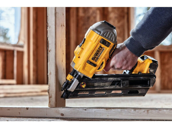 Clavadora Para Estructuras 20v Sin Batería Dewalt Dcn692b