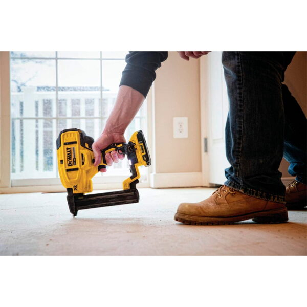 Grapadora De Corona Angosta Dcn681b 20v Dewalt-Sin Batería
