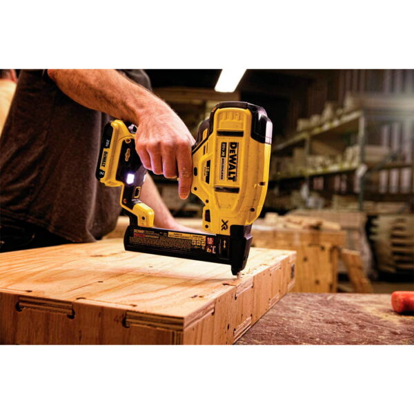 Grapadora De Corona Angosta Dcn681b 20v Dewalt-Sin Batería
