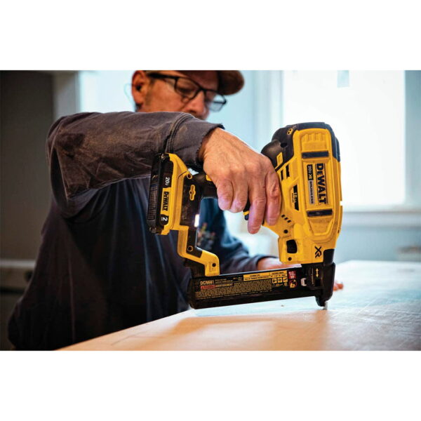 Grapadora De Corona Angosta Dcn681b 20v Dewalt-Sin Batería
