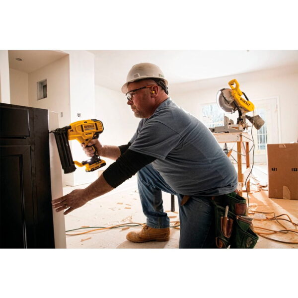 Clavadora 5/8 A 2-1/8 20v Sin Batería Dewalt Dcn680b