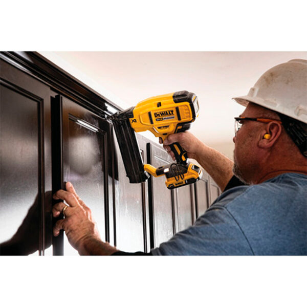 Clavadora De Acabado Angular 20v Dewalt Dcn660b - Sin Baterías